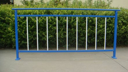 陽臺護(hù)欄清潔打理方案