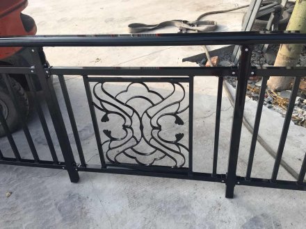 陽臺護(hù)欄有哪些樣式？陽臺護(hù)欄樣式如下：