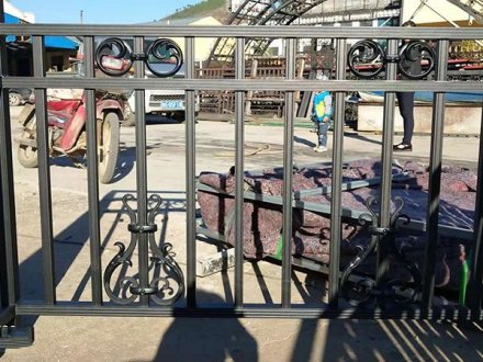 別墅陽臺欄桿選擇鐵藝欄桿好嗎？