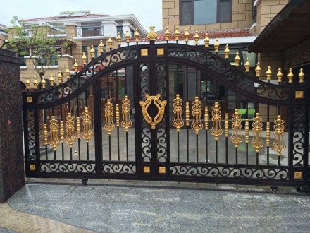 別墅鋁藝大門有哪些優勢？為什么別墅鋁藝大門越來越受人們青睞？