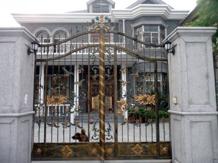 山東鐵藝大門(mén)周?chē)F花的作用