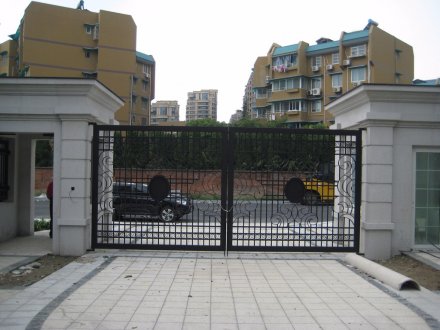 如何找廠(chǎng)家定制鐵藝大門(mén)