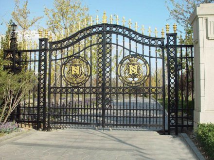 在定制鐵藝大門(mén)的時(shí)候應(yīng)該關(guān)注哪幾個(gè)方面